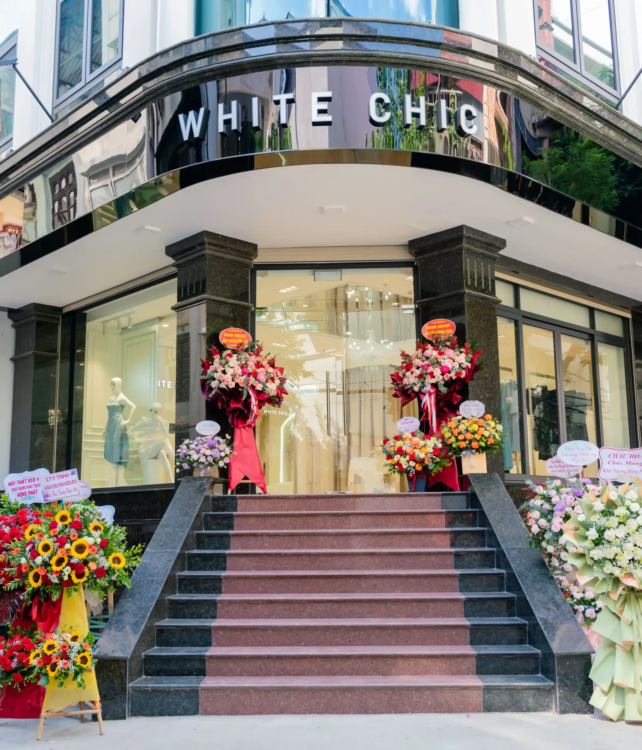 white chic khai trương